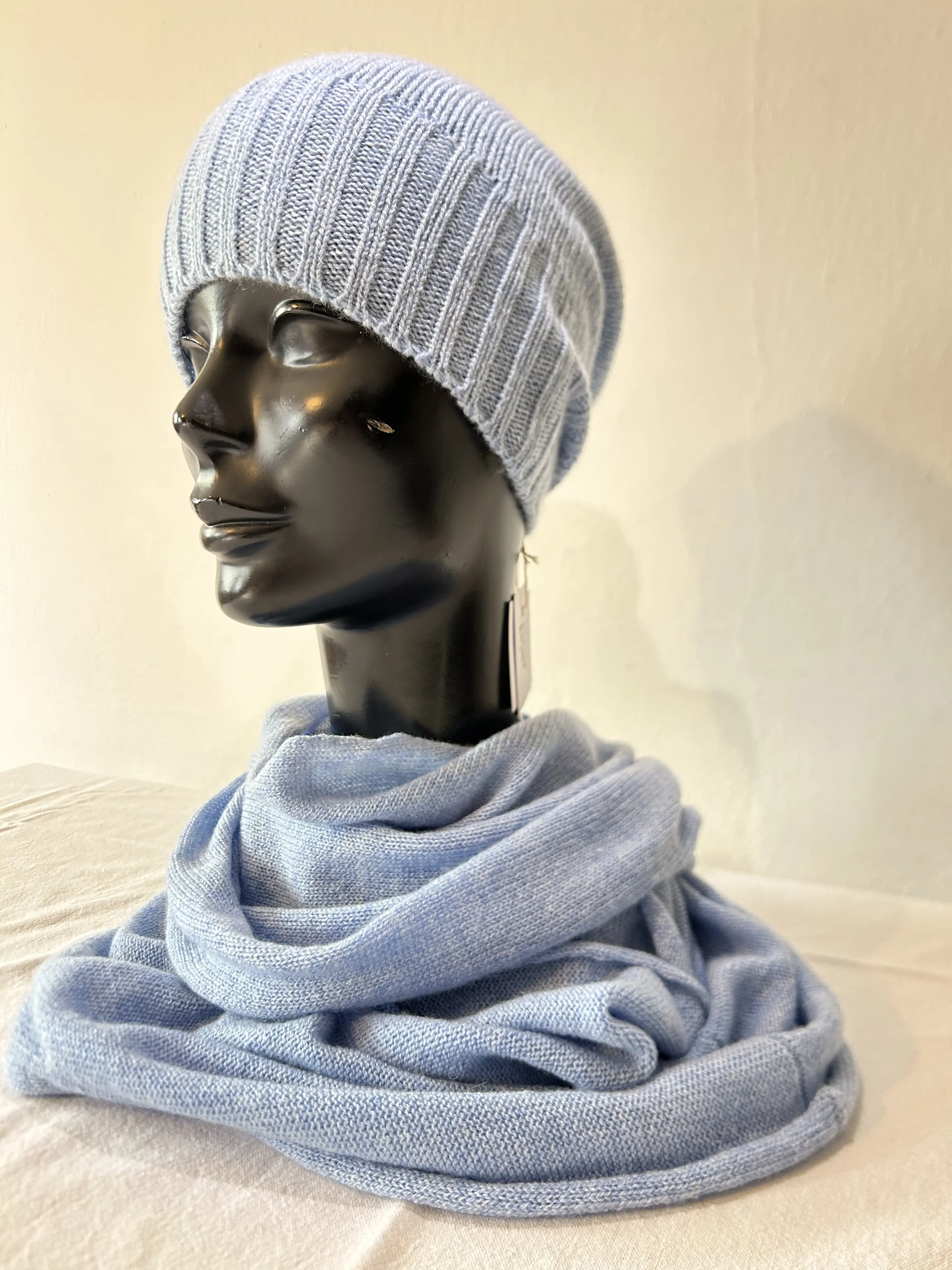 Immagine di Completo Berretto e Scaldacollo Azzurro 100% Cashmire