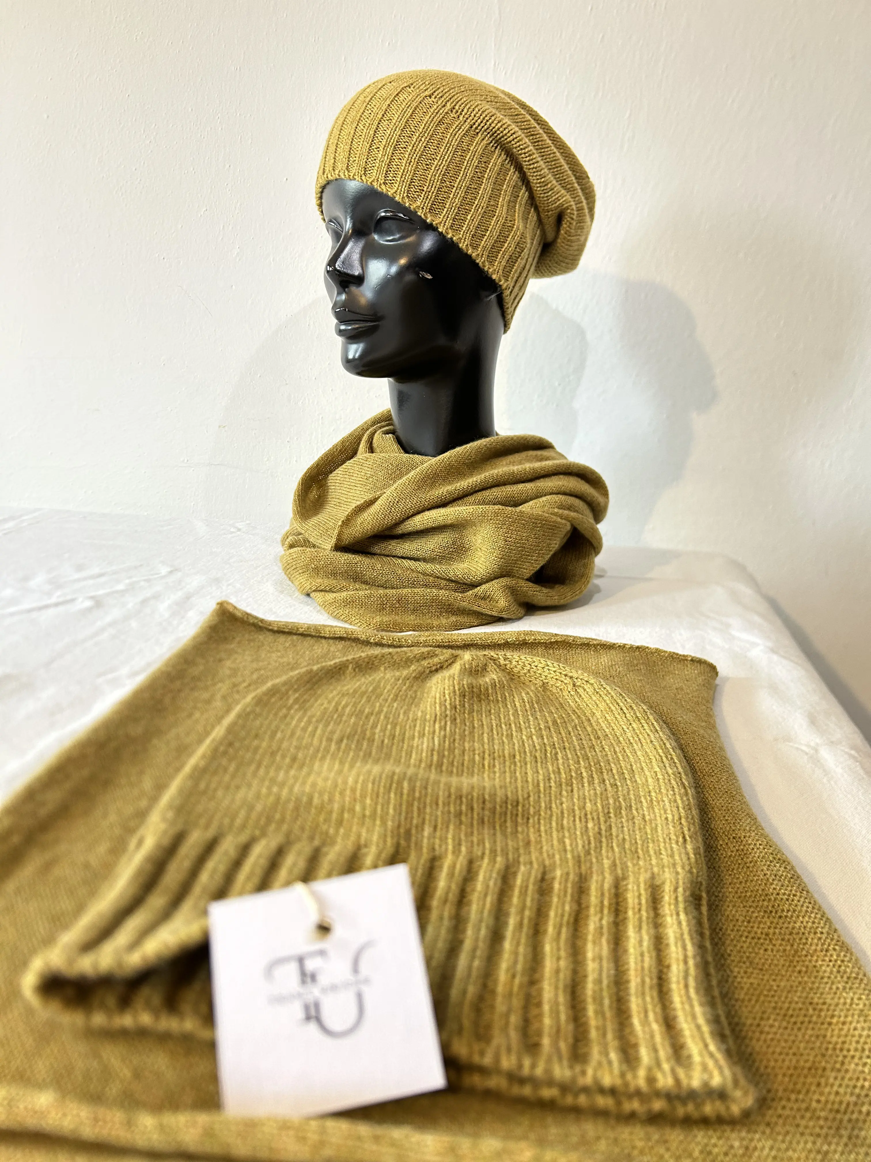 Immagine di Completo Berretto e Scaldacollo Senape 100% Cashmire