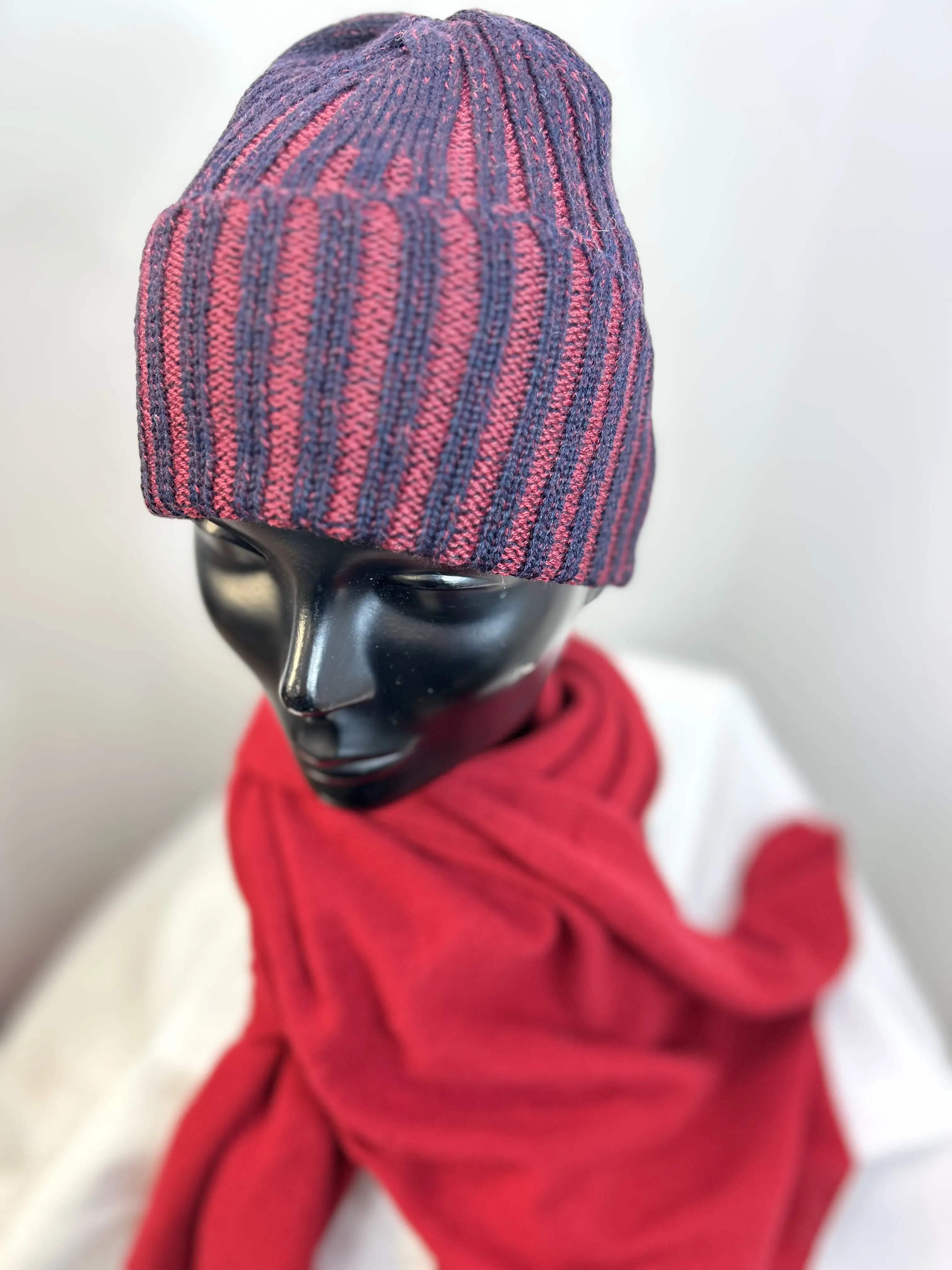 Immagine di Modello Gomitolo Blu e Rosso in Lana Merinos