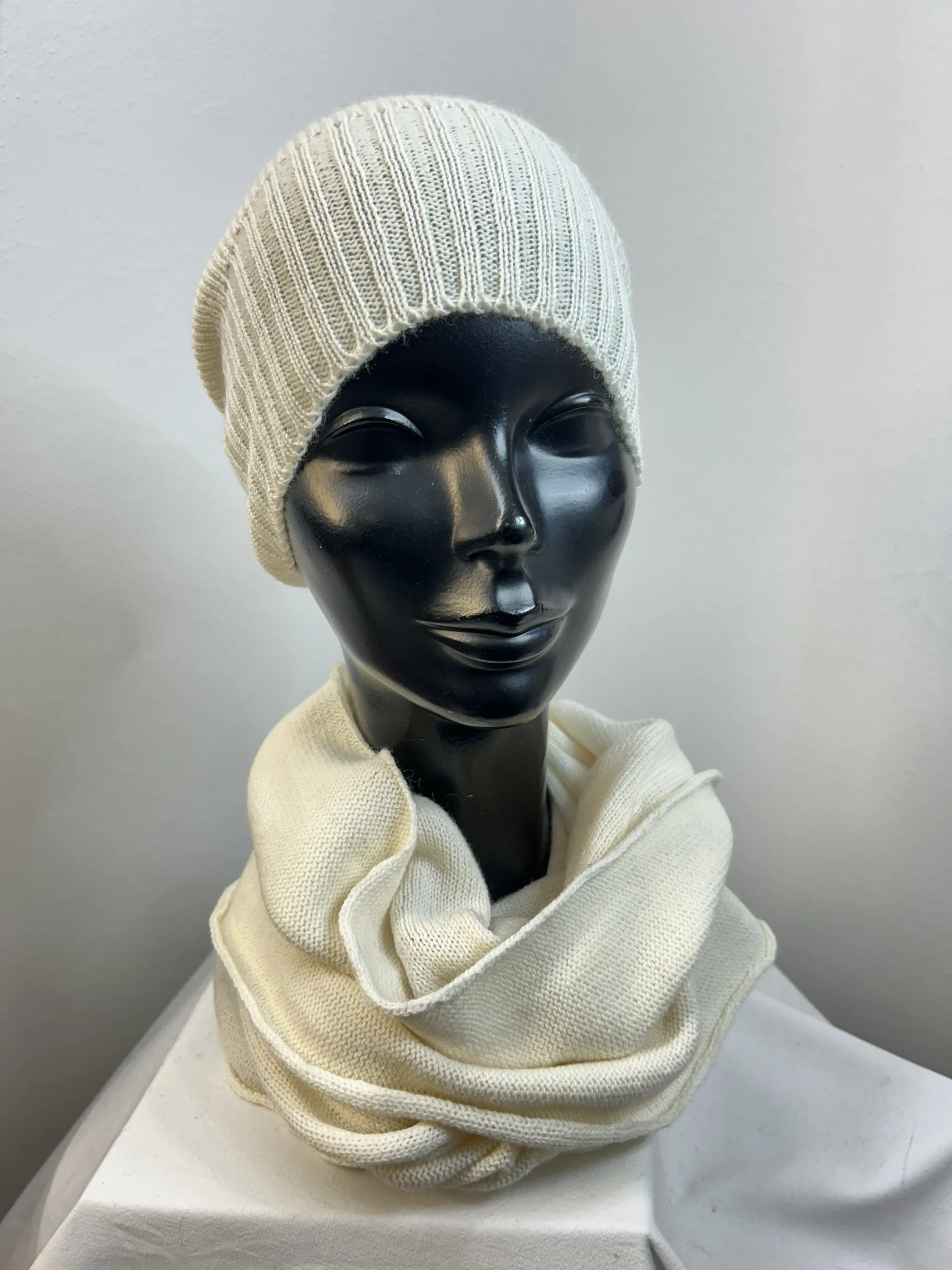 Immagine di Completo Berretto e Scaldacollo modello Neve colore Bianco